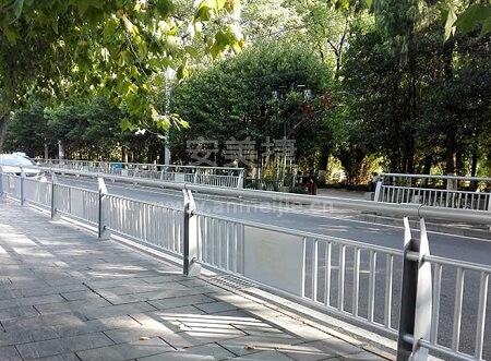 鋅鋼道路護欄表面處理的兩大工藝