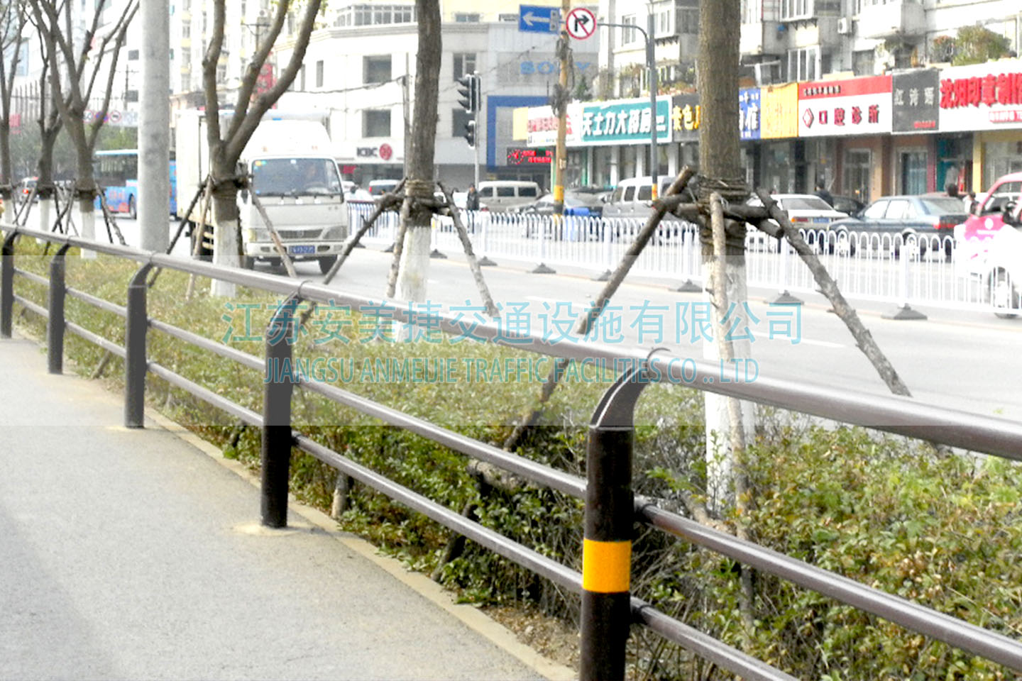 我公司在2019年度涿鹿縣公安交通警察大隊創(chuàng)建文明城市增設(shè)交通設(shè)施（A包：城區(qū)增設(shè)隔離護(hù)欄設(shè)施）二次采購項目中中標(biāo)！
