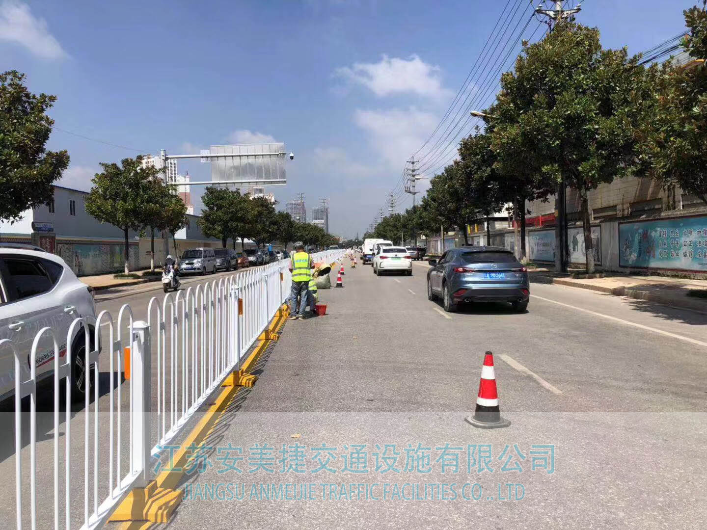 我公司2019年度在麒麟城區(qū)隔離設(shè)施安裝工程(珠江源大道北段、玄壇路、前北路等18條道路)中標(biāo)！